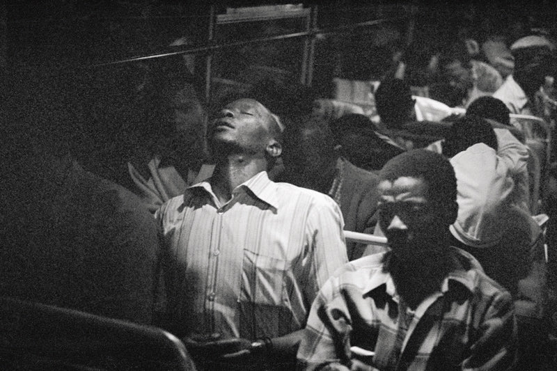 David Goldblatt. Going home: Marabastad-Waterval route: for most of the people in this bus, the cycle will start again tomorrow at between 2 and 3 am, 1984, épreuve argentique sur papier fibre, 29 × 44 cm.